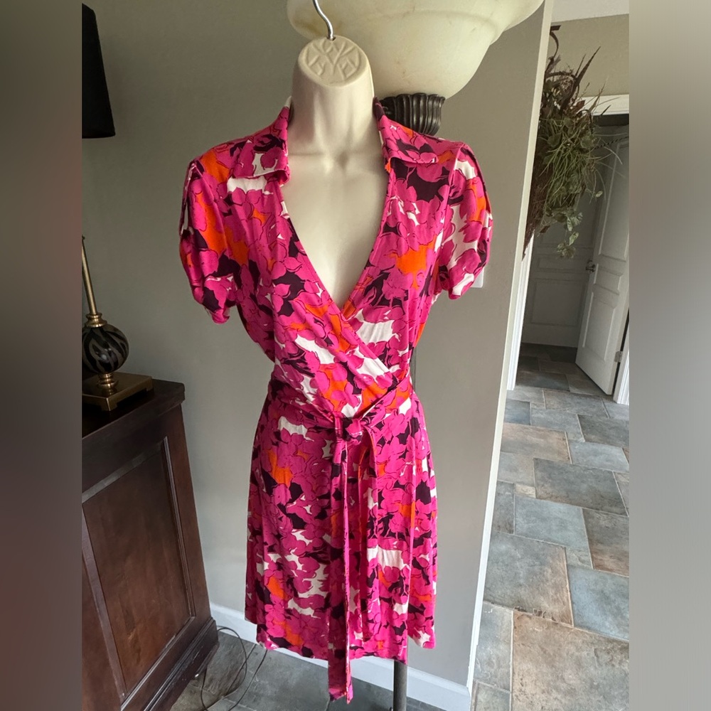 Like New!  Diane von Furstenberg Jilda Two Floral Wraparound Silk Dress Size 6